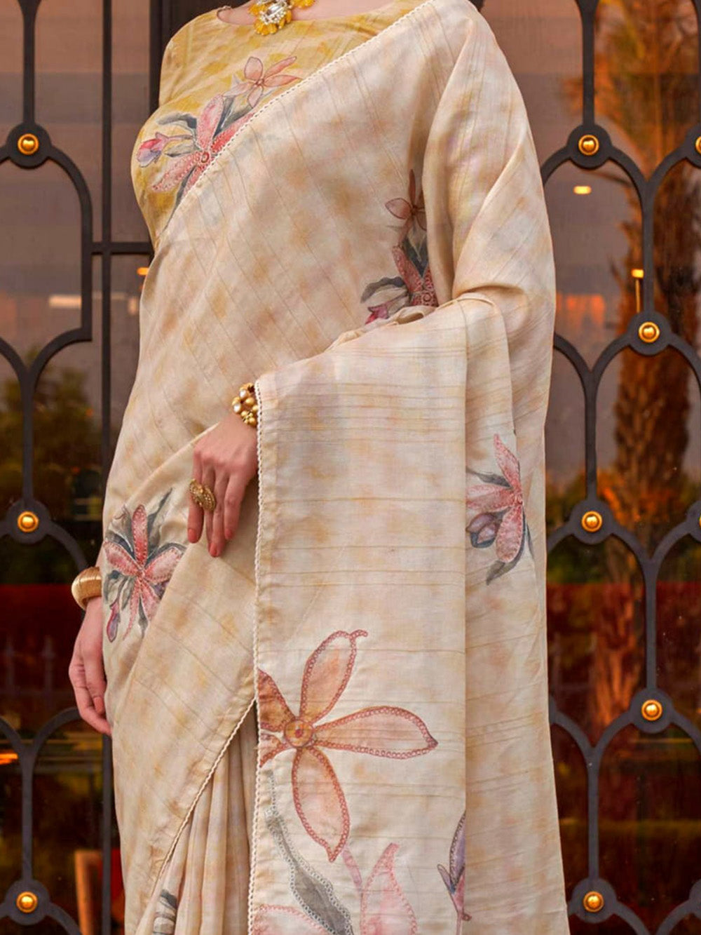Beautiful Off-White Printed Silk Traditional Saree With Blouse