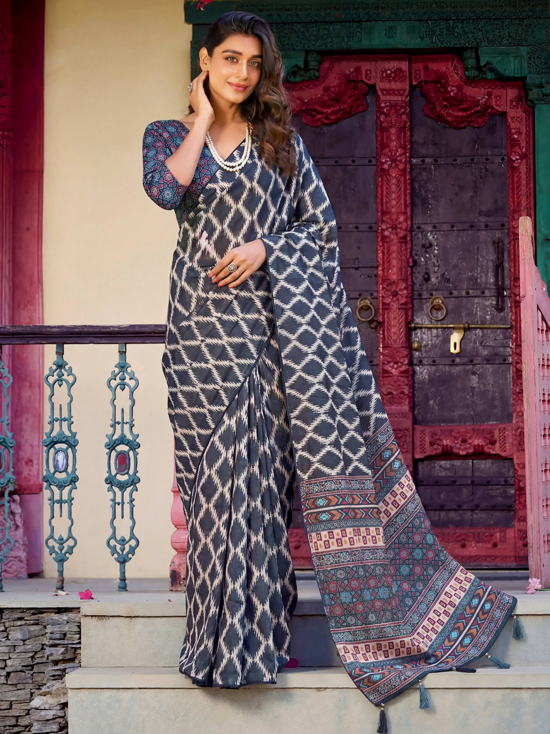 Fabulous Grey Digital Printed Crepe Daily Wear Saree With Blouse