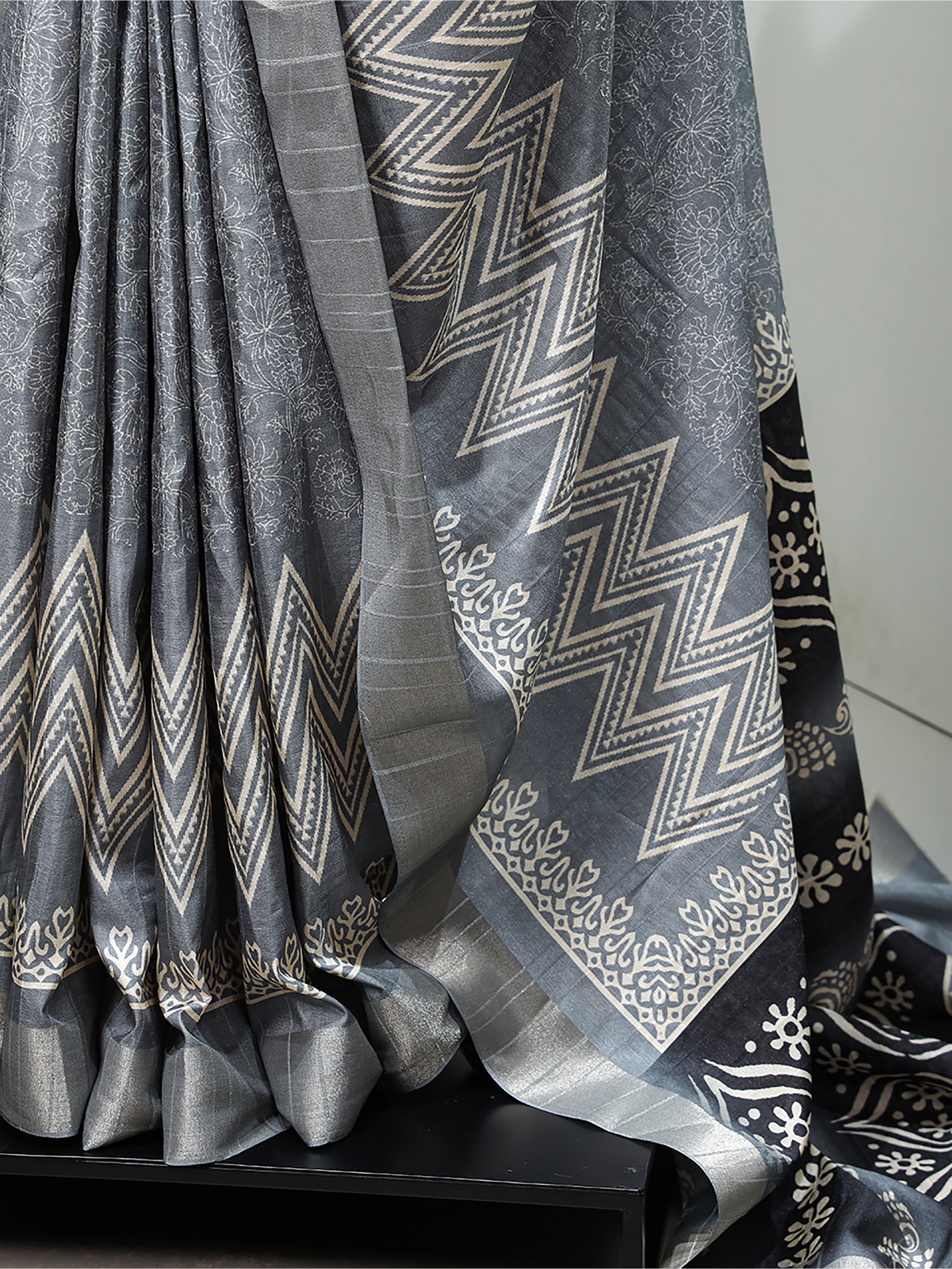 Stunning Grey Digital Printed Handloom Kotha Border Saree With Blouse