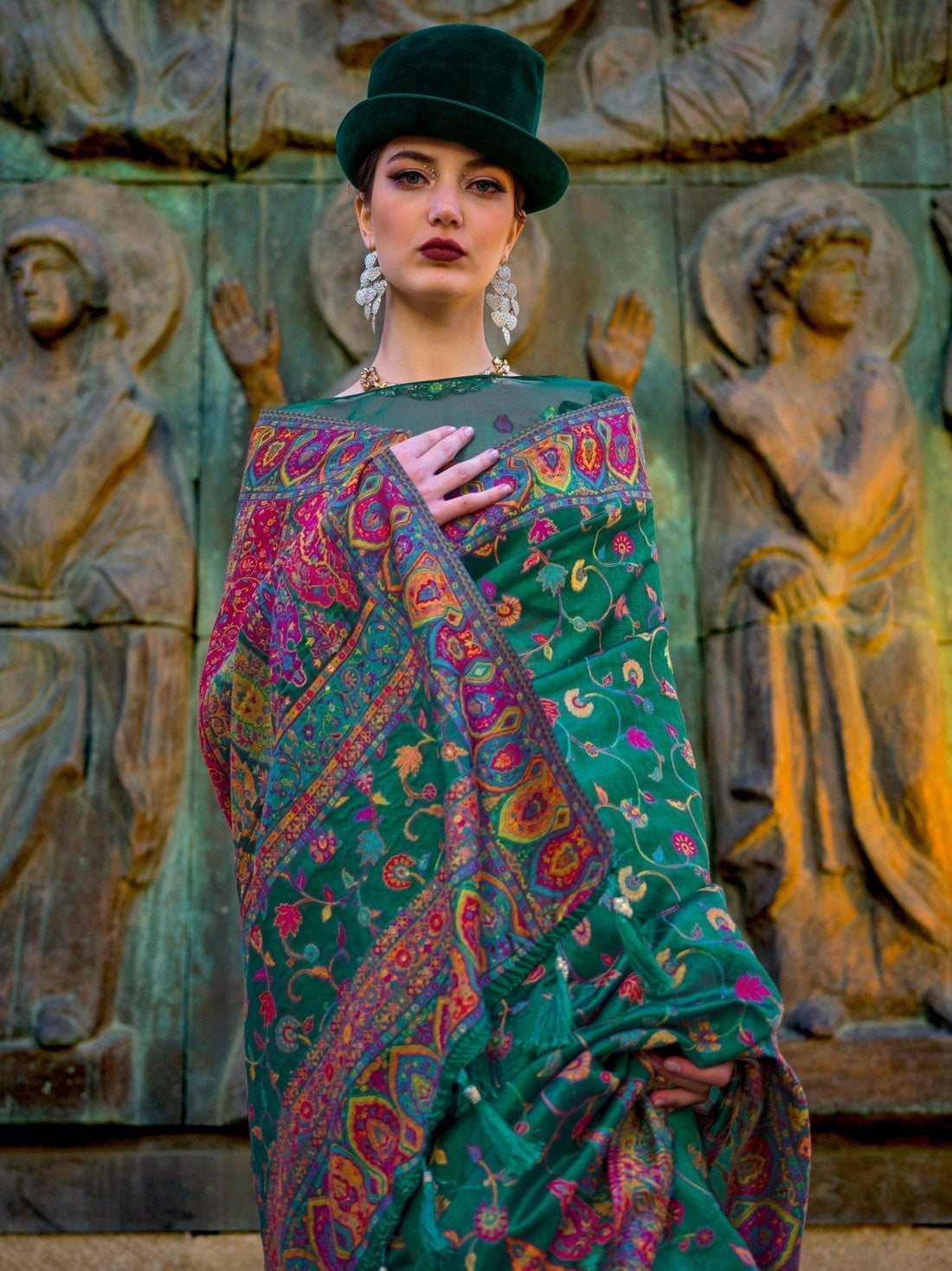 Captivating Green Handloom Weaving Silk Saree With Blouse
