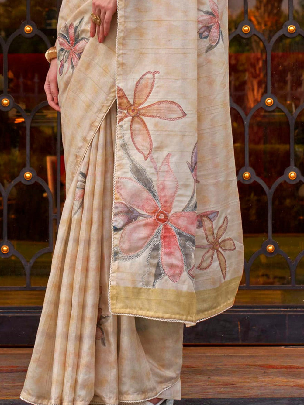 Beautiful Off-White Printed Silk Traditional Saree With Blouse