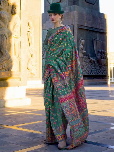 Captivating Green Handloom Weaving Silk Saree With Blouse