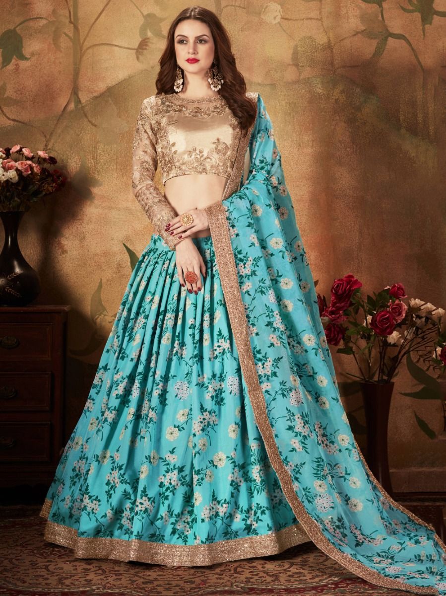 Photo of A bridal portrait with the bride in a peach floral Sabyasachi  lehenga-tmf.edu.vn